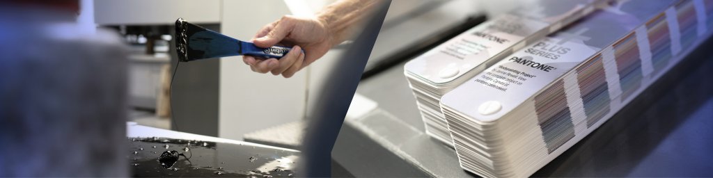 Bogbinder samler æsker ved limmaskinen hos Buchs i Randers